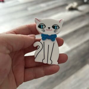 4/$100 Elizabeth Claiborne White Cat Brooch with Blue Bow